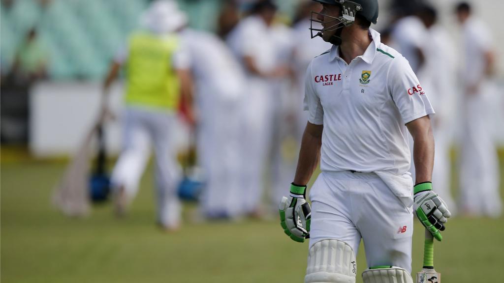 AB de Villiers leaves the field