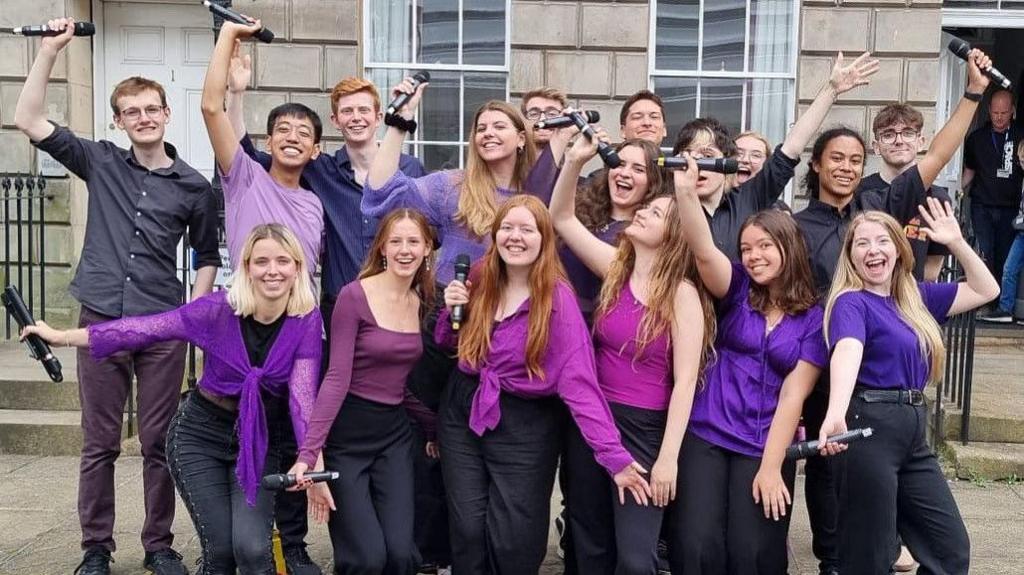 The Oxford Alternotives performing on an Edinburgh street