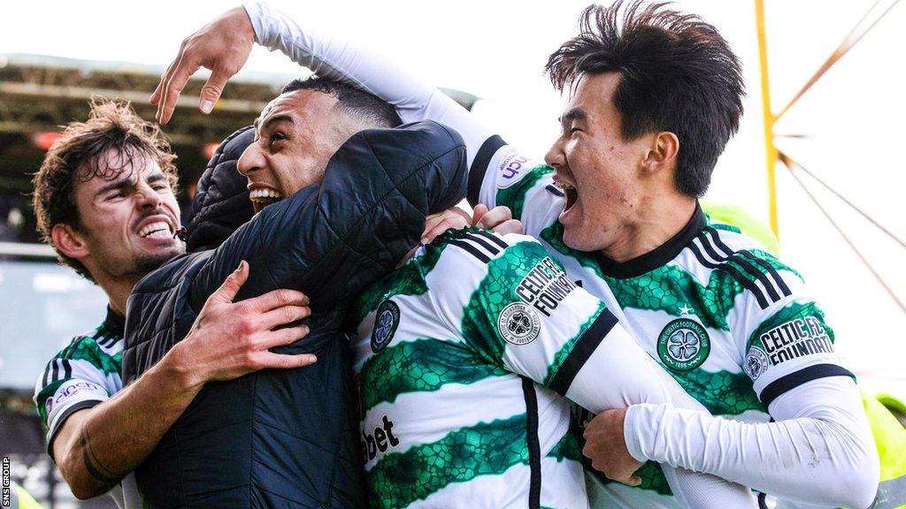 Celtic players celebrate as Adam Idah makes it 2-1 in stoppage time