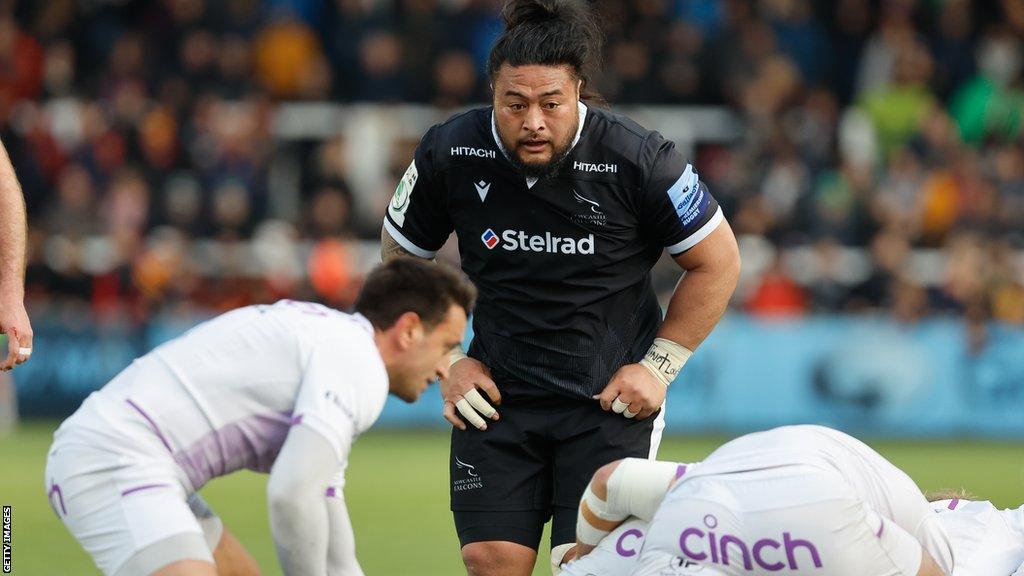 Logovi'i Mulipola playing for Saracens