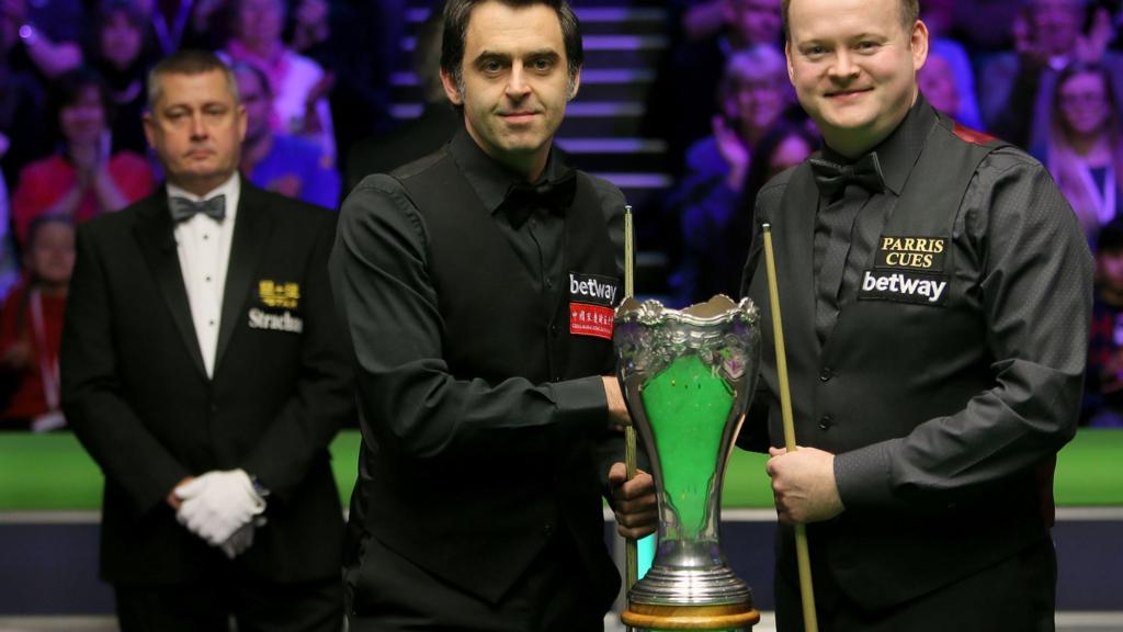 Ronnie O'Sullivan and Shaun Murphy pose with the UK Snooker Championship trophy