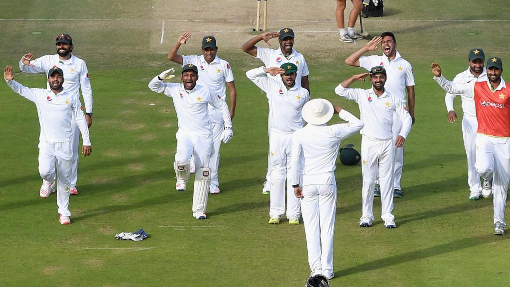 Pkistan players salute