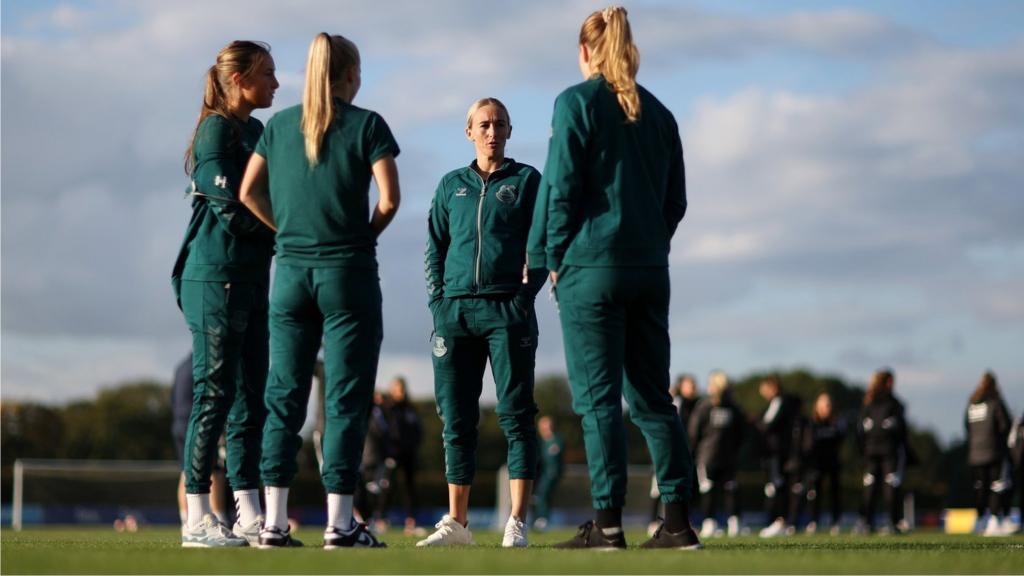 Toni Duggan and Everton chat before a match