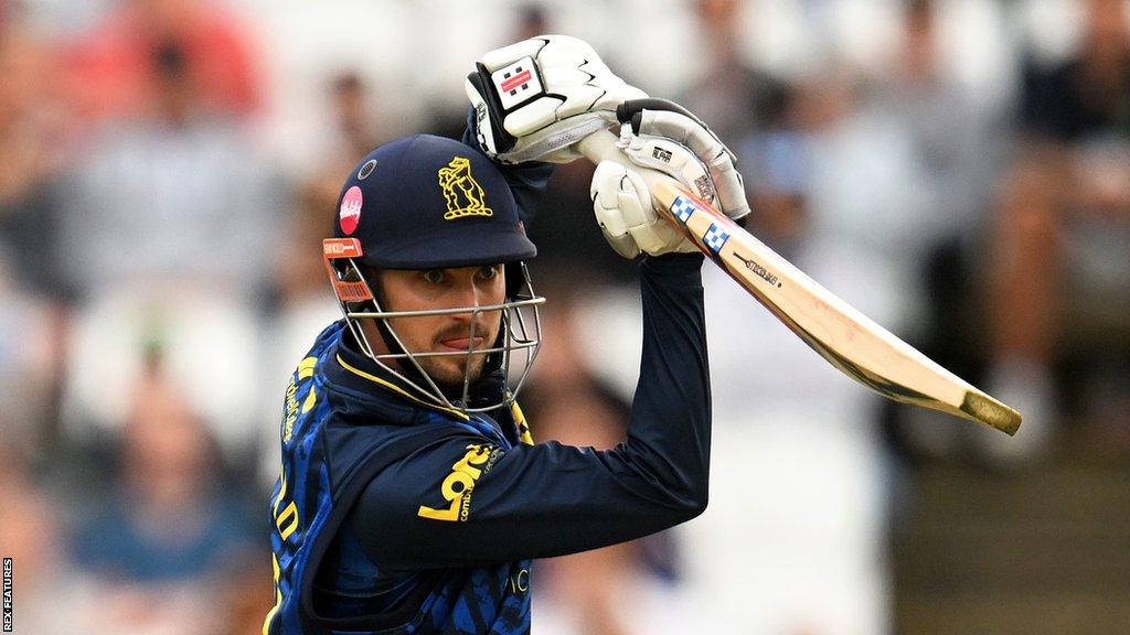 Ed Barnard's unbeaten 65 propelled Warwickshire to victory inside 17 overs