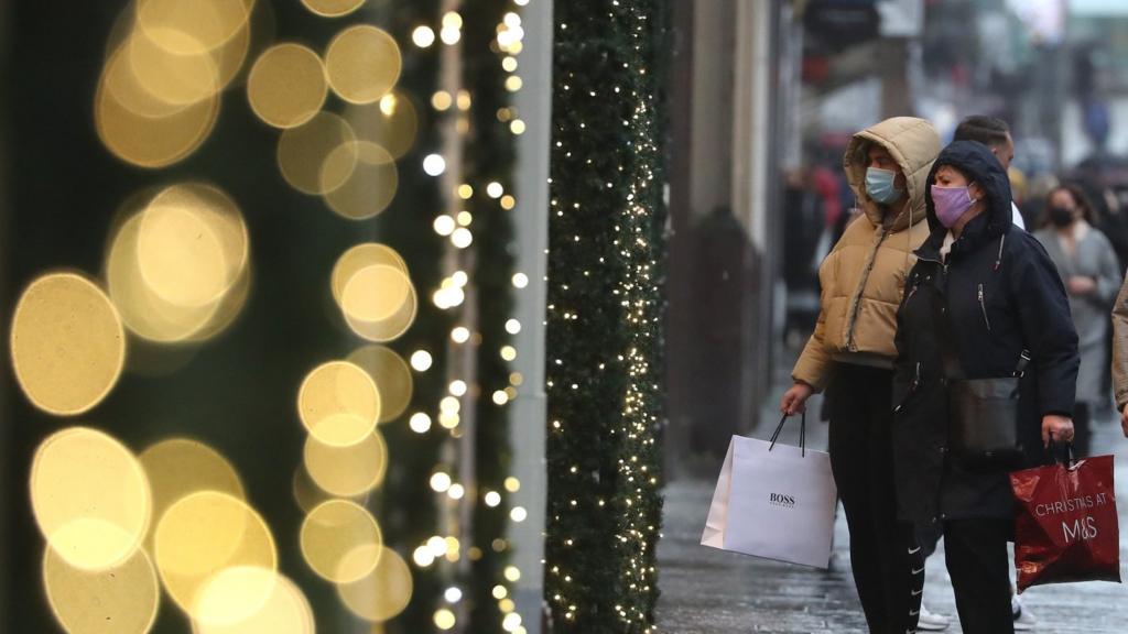 shoppers in Glasgow