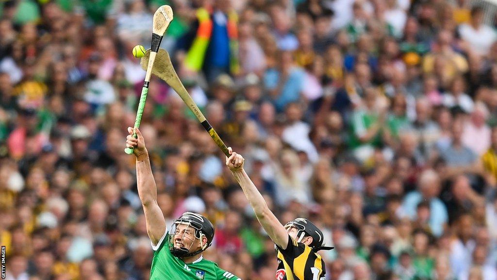 David Blanchfield and Gearoid Hegarty battle for the sliotar