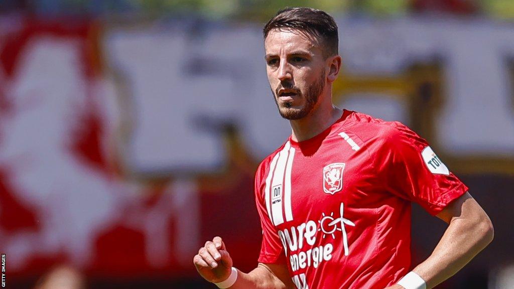 Plymouth Argyle have signed Spanish defender Julio Pleguezuelo to two-year deal from FC Twente.