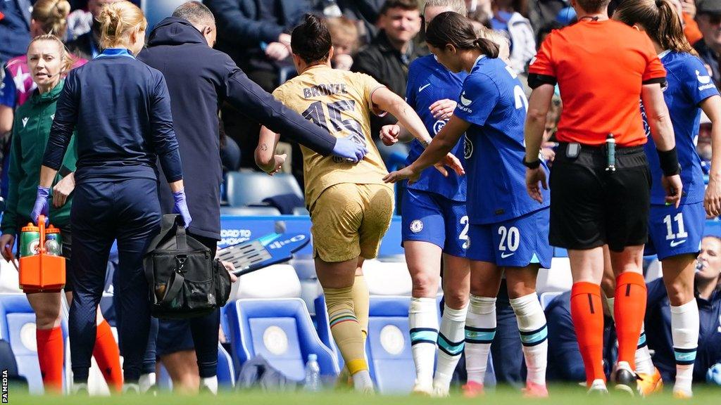 Lucy Bronze limps off pitch injured