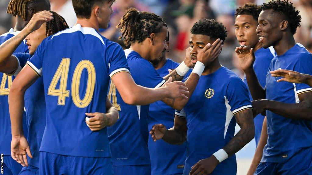 Chelsea players congratulate Ian Maatsen