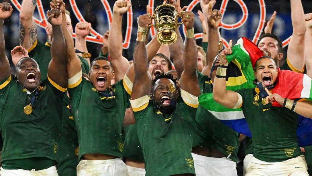 Siya Kolisi lifts the World Cup