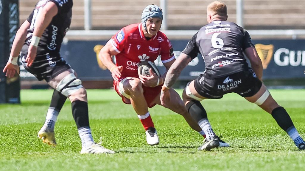 Scarlets' Jonathan Davies takes on Ross Moriarty of Dragons