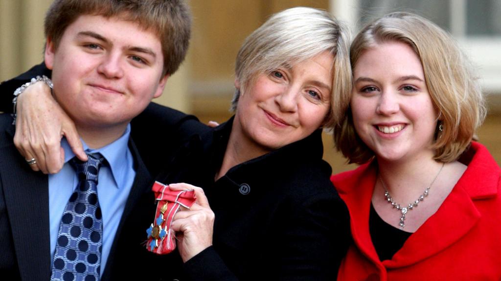 Victoria Wood with her children in 2008