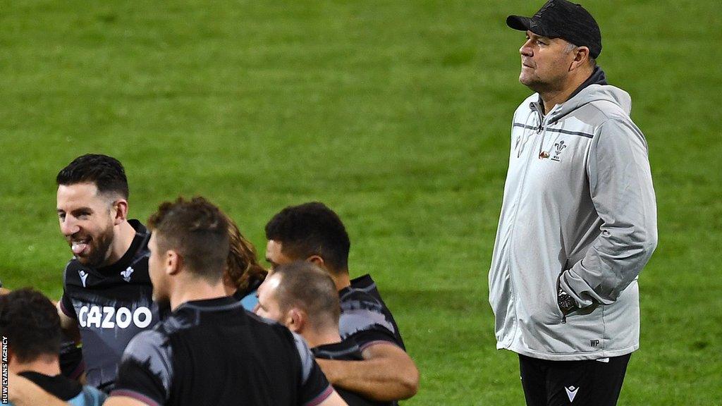 Wayne Pivac watches Wales players in a huddle at training