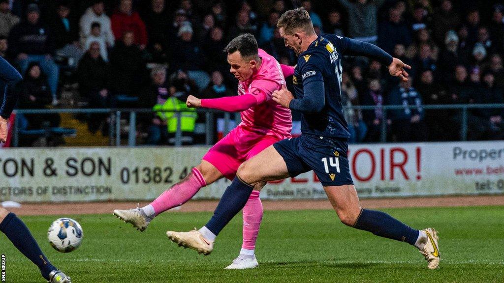 Hearts' Lawrence Shankland scores to make it 3-2 during a cinch Premiership match between Dundee and Heart of Midlothian at the Scot Foam Stadium at Dens Park