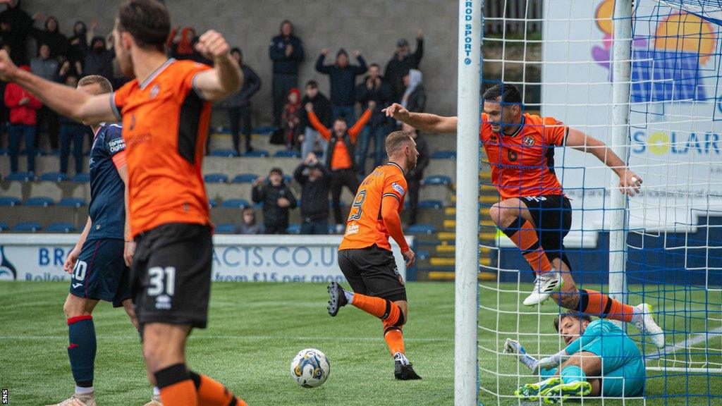 Louis Moult's second-half header preserved Dundee United's unbeaten record