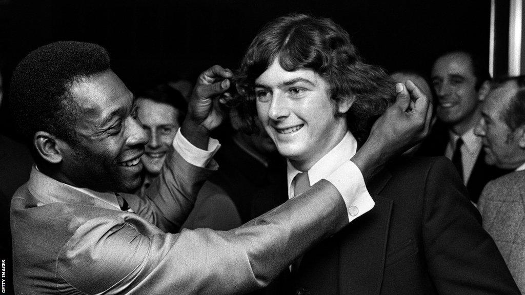 Brazil legend Pele admires the locks of Francis in 1972