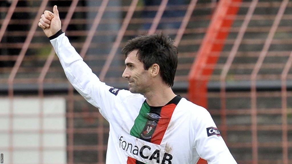 Keith Gillespie in action for Glentoran