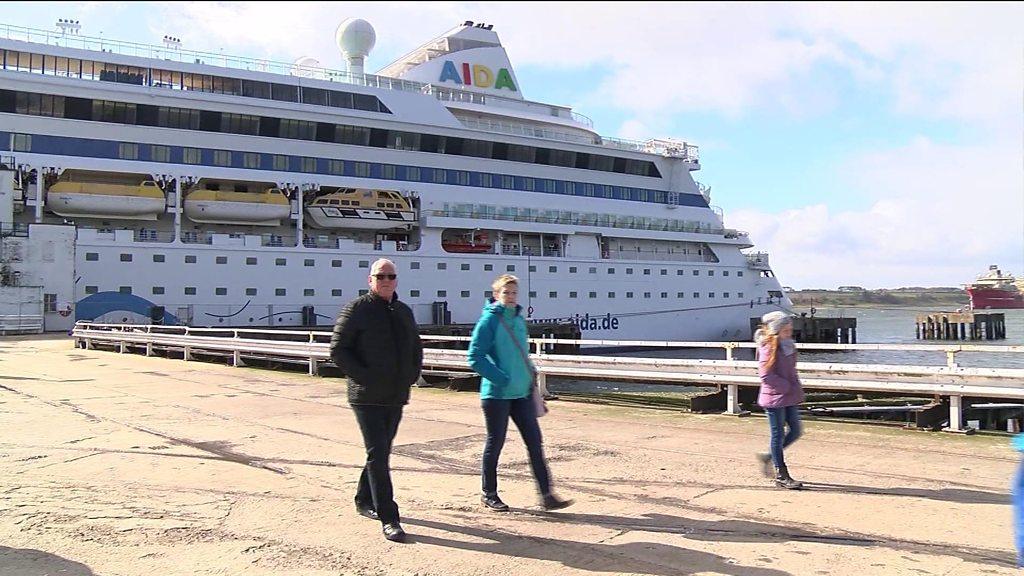 Cruise ship passengers in Invergordon