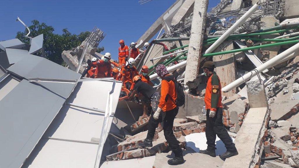 Rescuers search for survivors in Palu. Photo: 30 September 2018