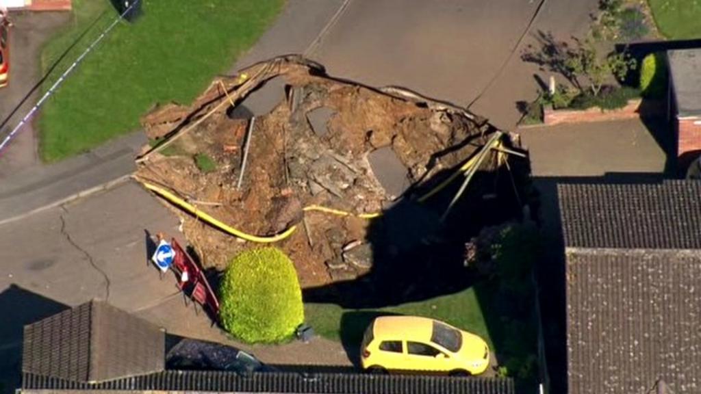 Massive sinkhole opens up on street in St Albans - BBC News