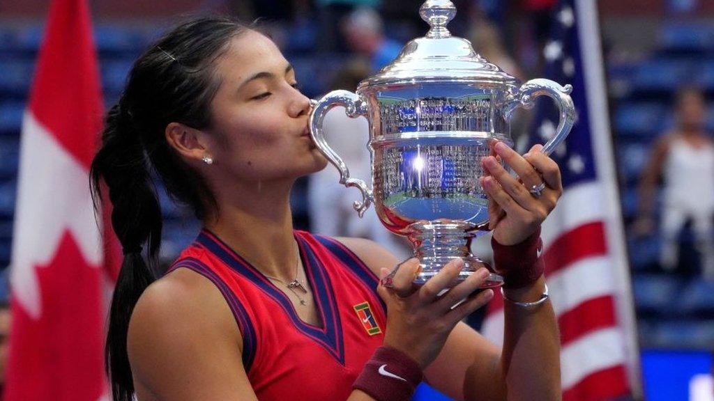 raducanu with trophy