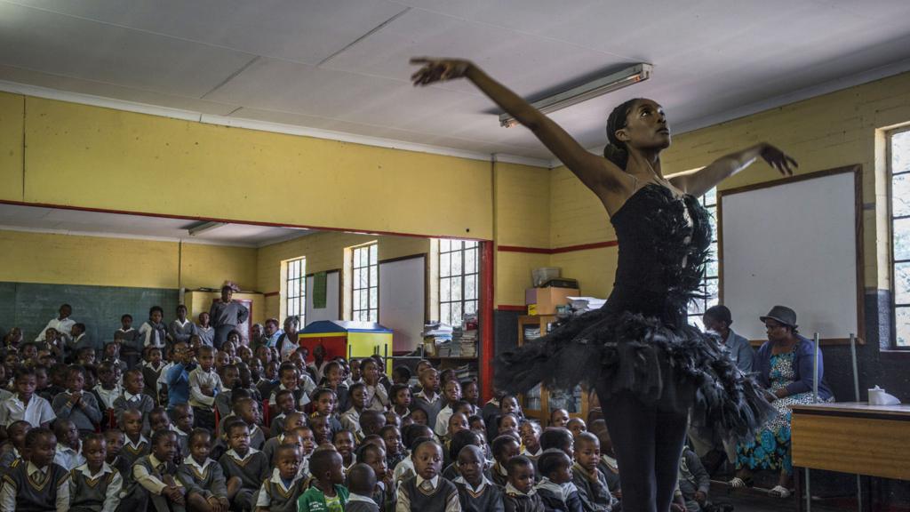 Senior soloist of the Joburg Ballet Kitty Phetla performs in a classroom at the Shalomanne Primary School in Soweto on 16 October 2014