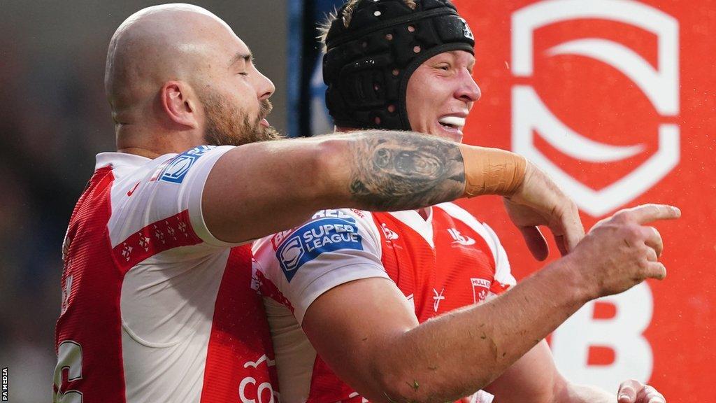 Brad Schneider (right) in action for Hull KR