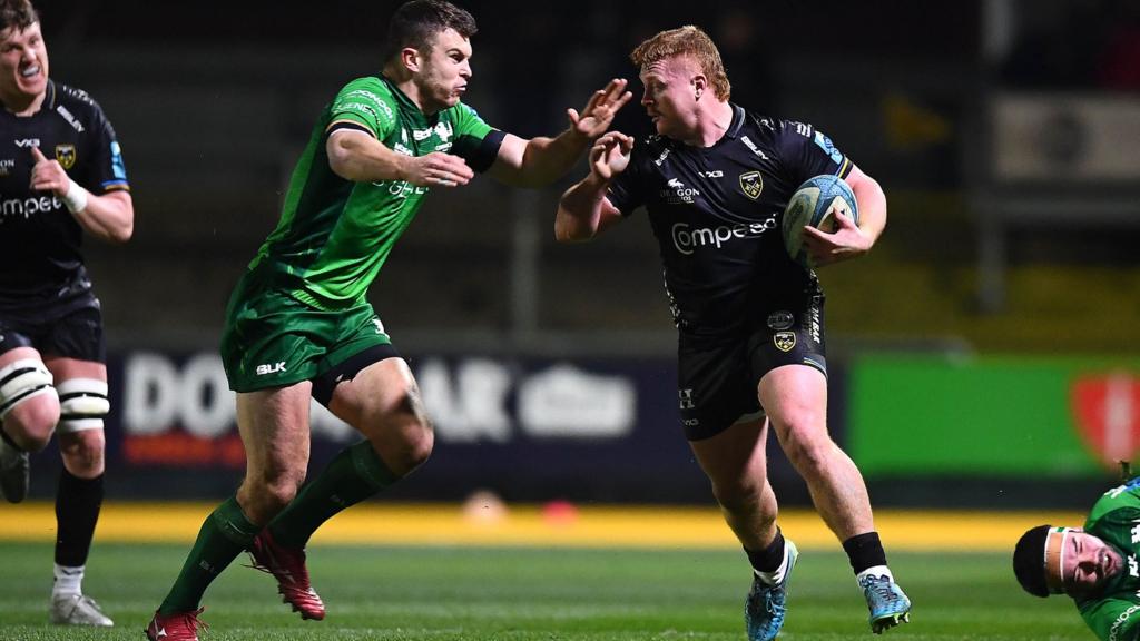 Bradley Roberts attacks for Dragons