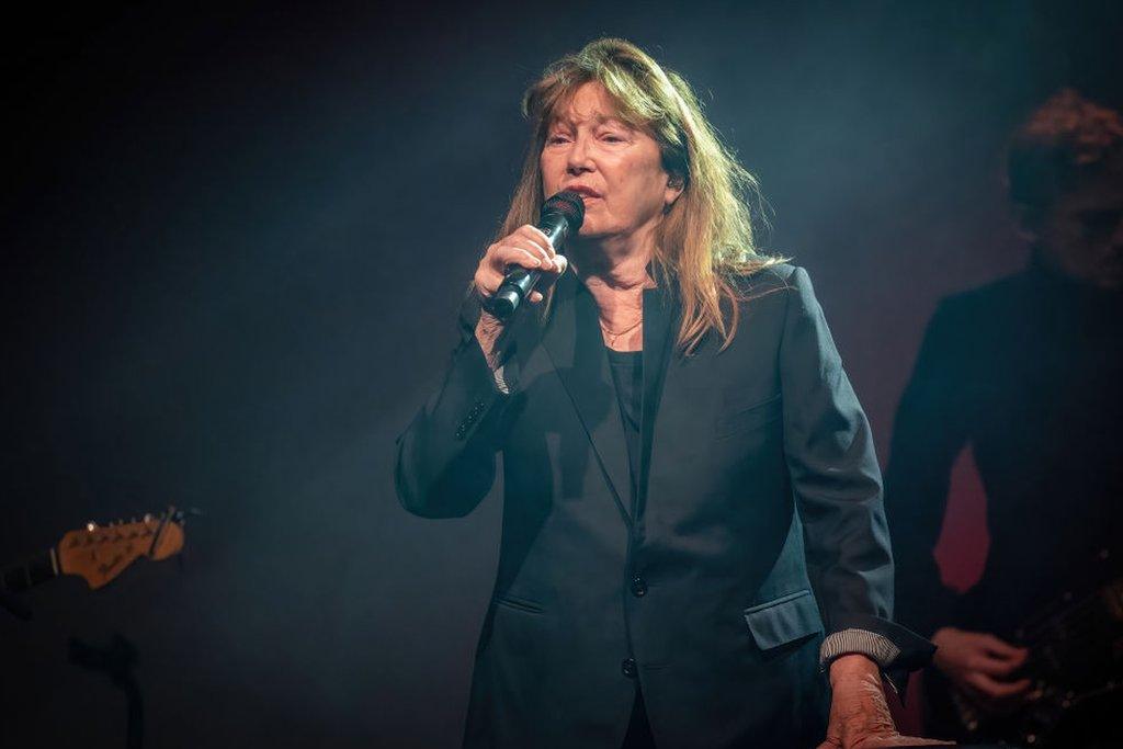 Jane Birkin singing on stage