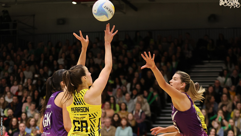 Lois Pearson shoots against Loughborough Lightning