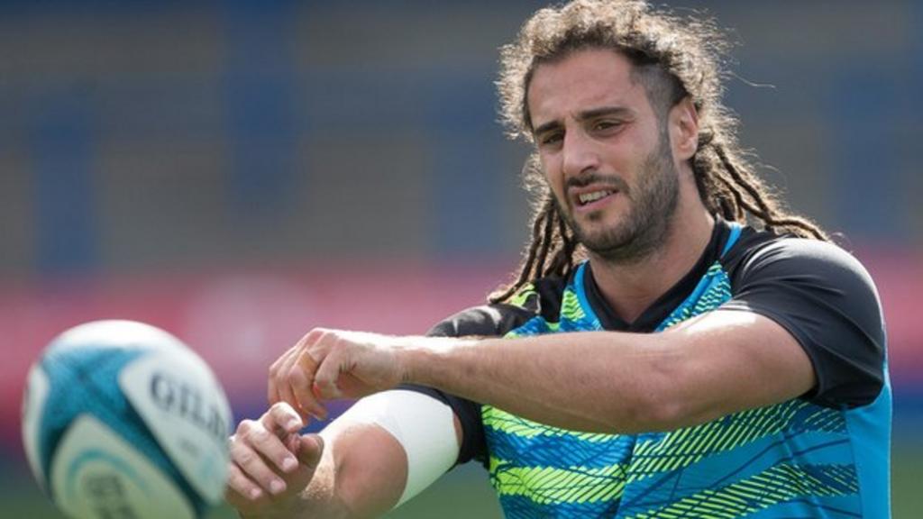 Josh Navidi passes the ball in Cardiff training