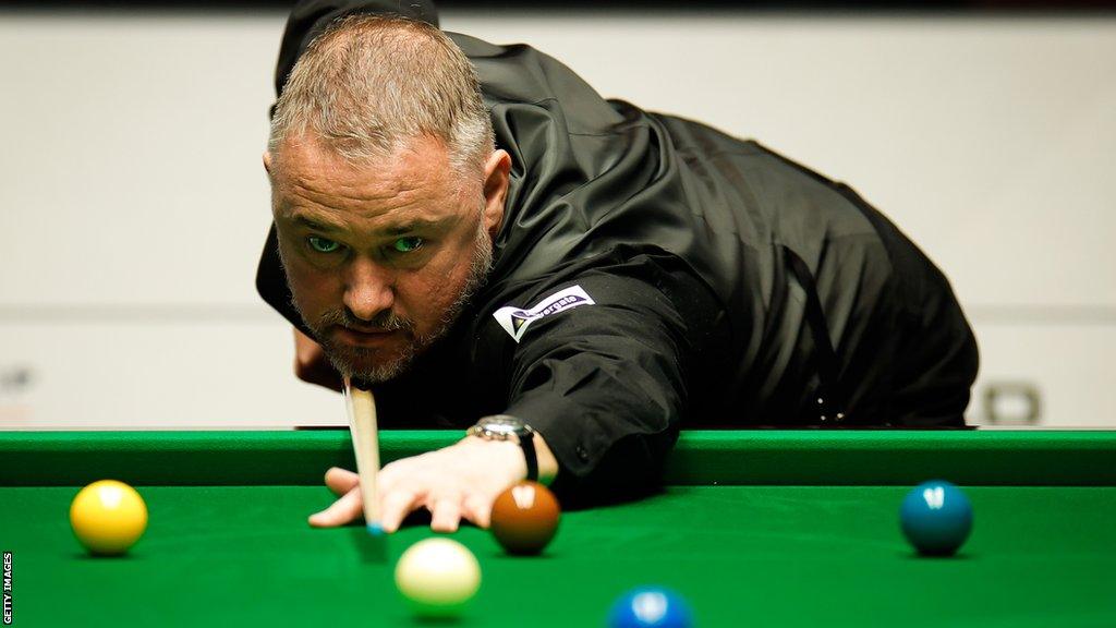 Stephen Hendry attempts a pot