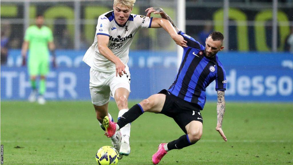 Rasmus Hojlund battles for possession against Inter Milan