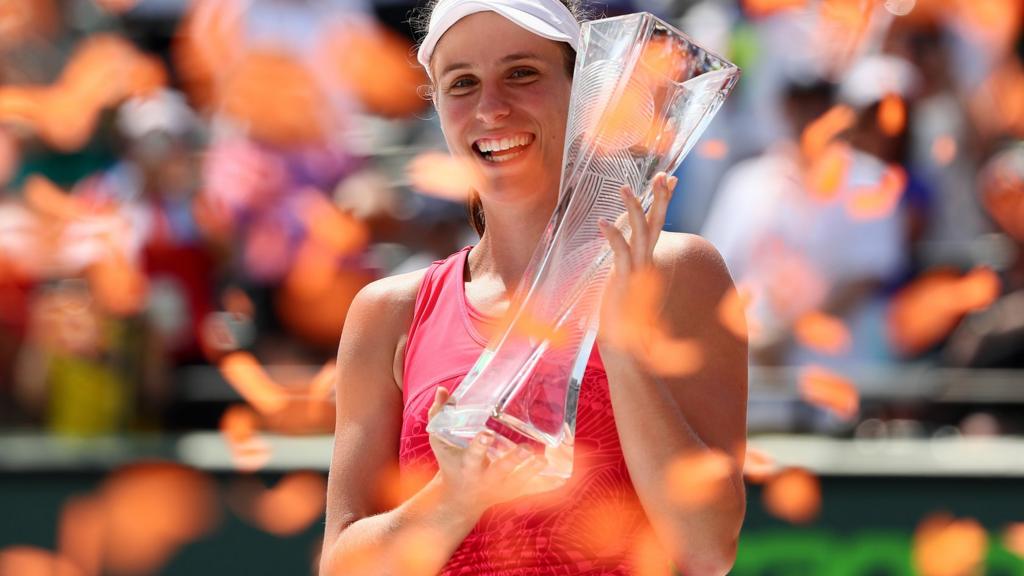 Johanna Konta of Great Britain hold