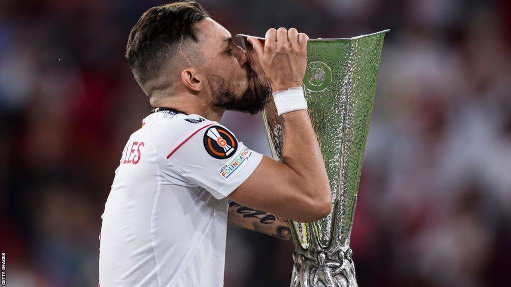 Alex Telles kissing the Europa League trophy