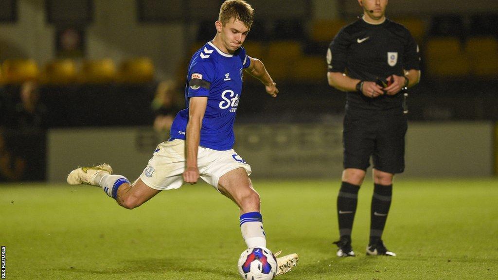 Oxford United have signed Everton winger Stanley Mills on season-long-loan.