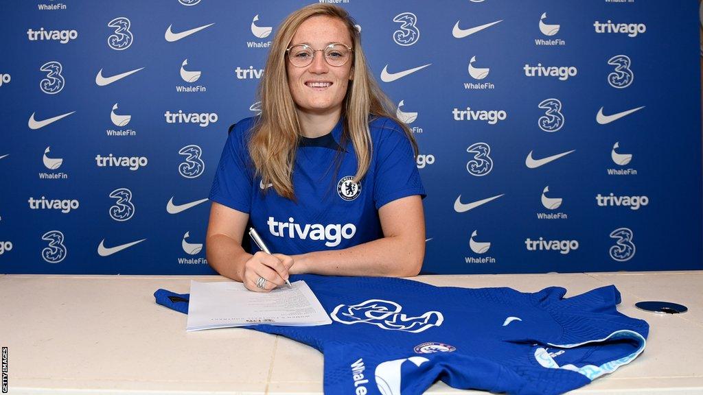 Erin Cuthbert signs a new contract at Chelsea