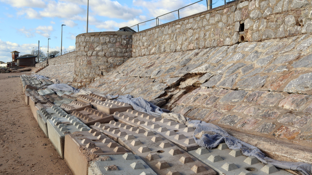 Exmouth seawall at Sideshore