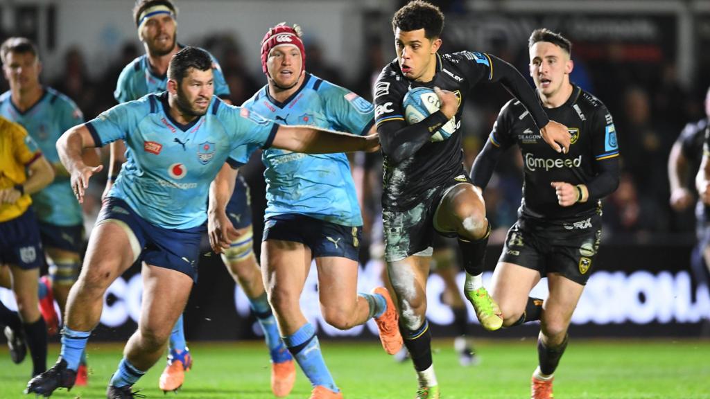 Rio Dyer tries to break away for Dragons against Bulls