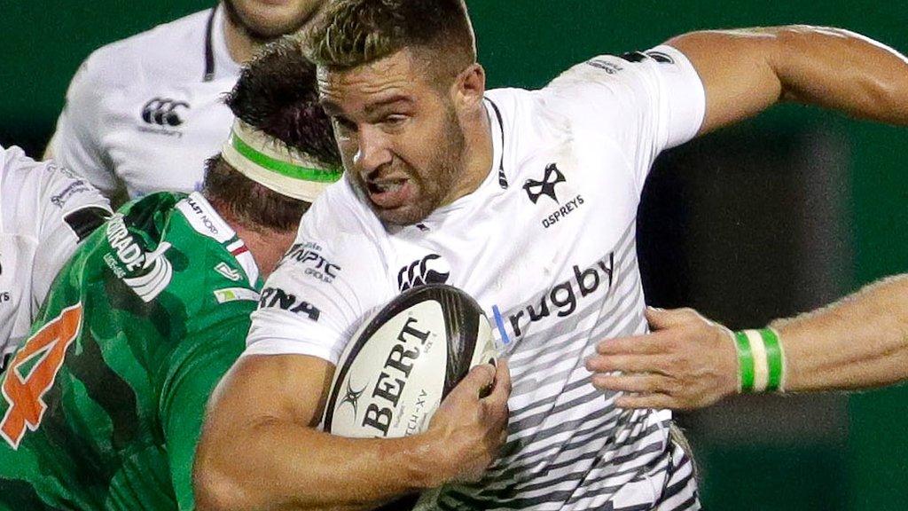 Rhys Webb takes on the Benetton defence