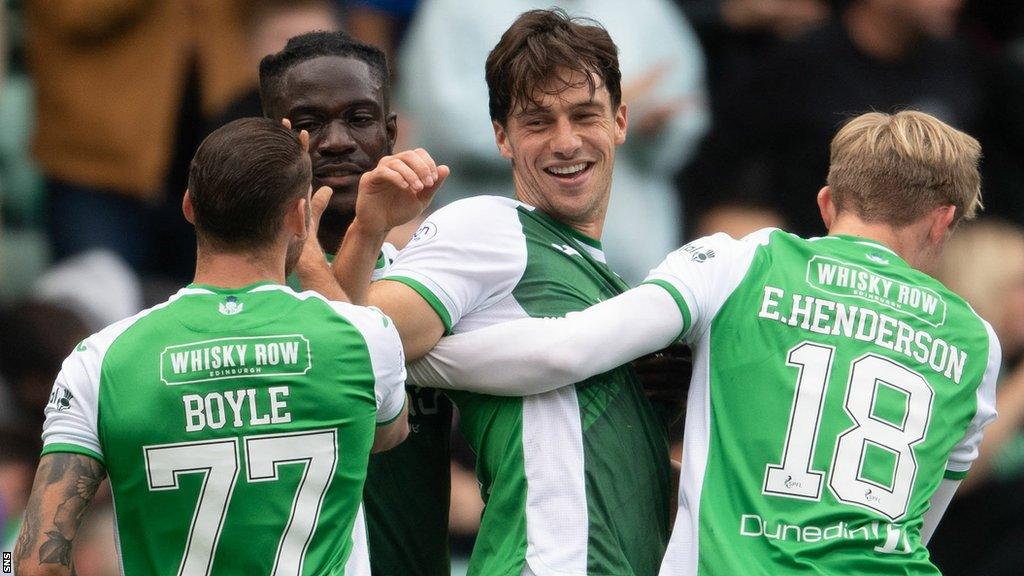 Hibernian players celebrating