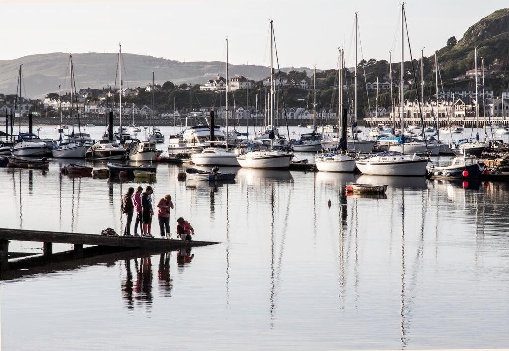 Oes 'n grancod yn cuddio yn y dŵr ym Marina Conwy? // Some children enjoying their freedom over the holidays at Conwy Marina