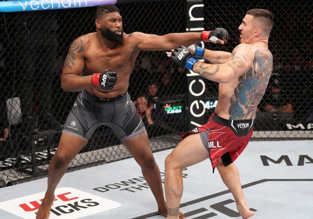 Tom Aspinall kicks Curtis Blaydes