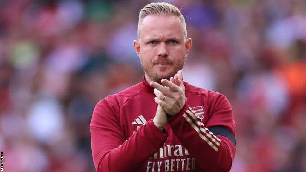 Jonas Eidevall gestures during training