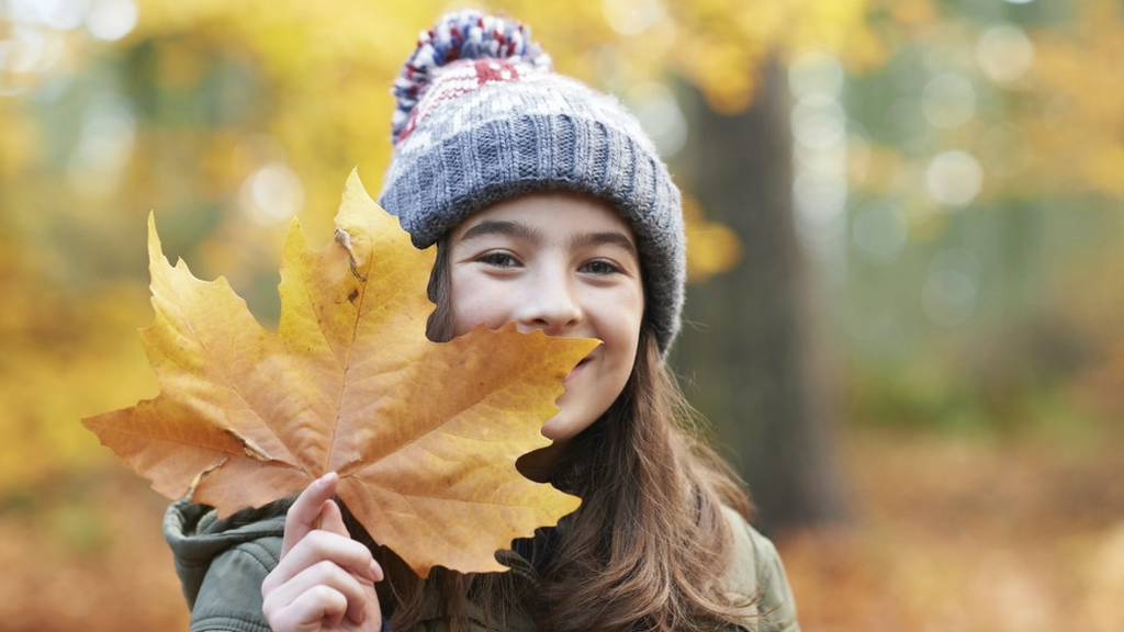 Girls with a leaf