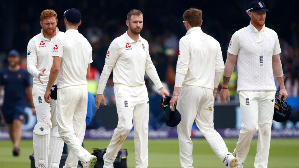 England look despondent