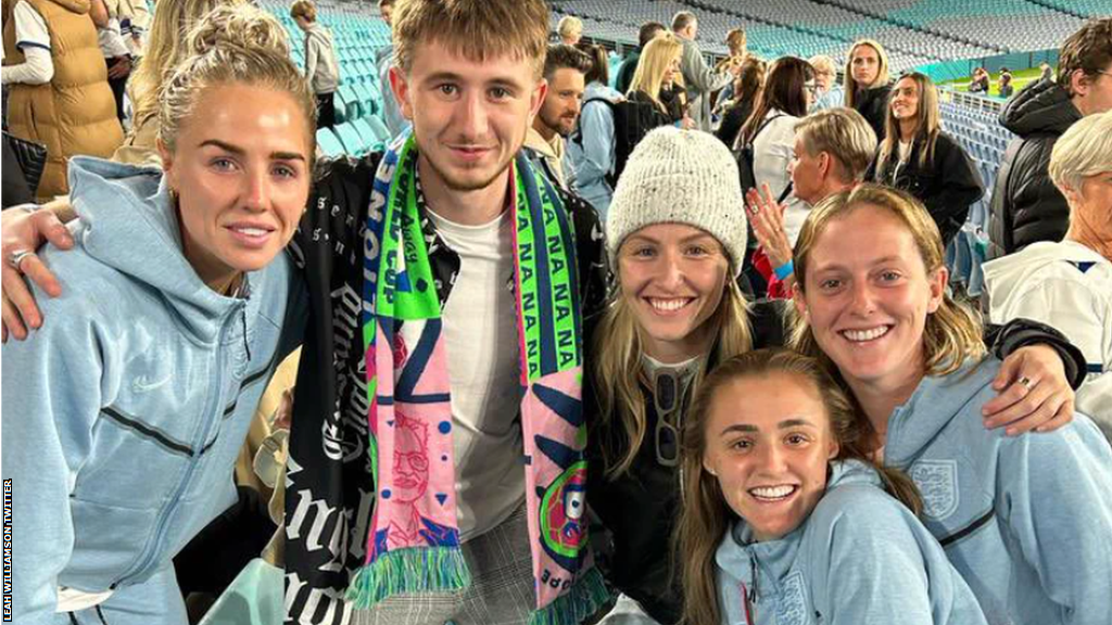 Leah Williamson celebrating the victory over Colombia