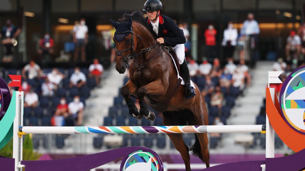 Tom McEwen and Toldeo de Kerser winning individual Olympic silver at Tokyo 2020