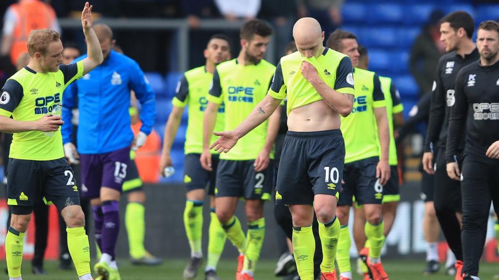 Huddersfield players looking dejected