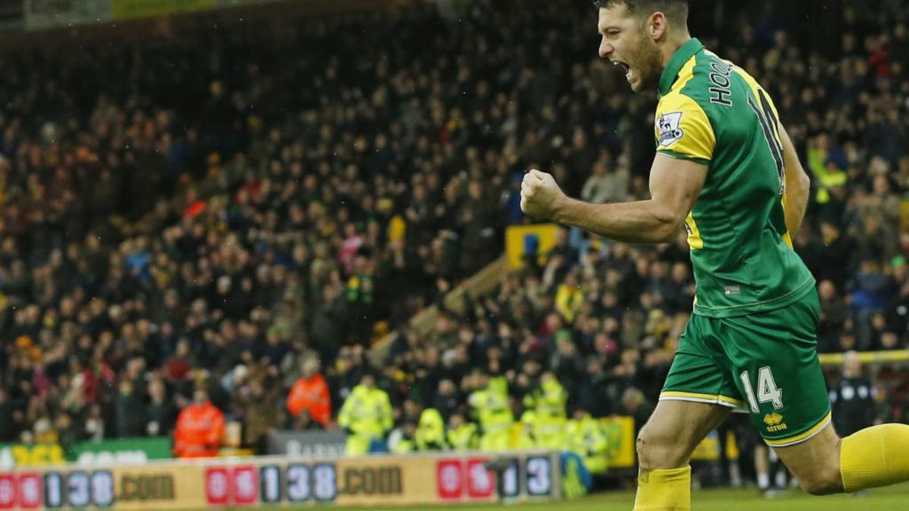 Wes Hoolahan celebrates